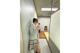 37歳・鈴木奈々、久しぶりの制服姿！生足チラリのレアオフショにファン歓喜