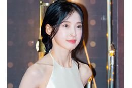 「直視できない！」アリン、大胆“バックレス”で魅了…美背中まる見えSHOTにドキッ【PHOTO】 画像