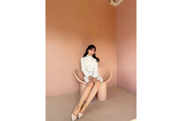 AKB48・小栗有以、「今年はミニスカ」宣言！上品な春服コーデで美脚披露