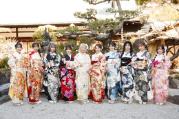 NMB48キャプテン・塩月希依音ら新成人メンバー10人が華やかな晴れ着姿に！「二十歳のつどい」に登場