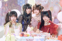 きゅるりんってしてみて、念願の初フォトブックが発売決定！5周年パーティー風の集合ショット公開