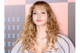 BLACKPINK・リサ、ブラトップ透け見え“大胆衣装”で色気爆発！ヘルシーボディに視線集中【PHOTO】 画像