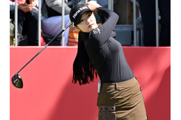 そんなアングルで!? 韓国の177cm女子ゴルファー、美脚際立つミニスカウェア姿の撮影風景に反響【PHOTO】 画像