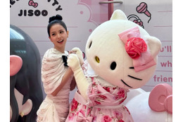 「大胆美脚がまぶしい」BLACKPINK・ジス、ハローキティとコラボ！ 愛らしいキャラクターにも負けない美貌【PHOTO】 画像