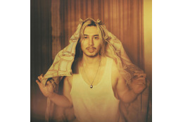 Fujii Kaze、ビルボード1位獲得のアルバム『Prema』収録曲「It Ain't Over」MVが公開！