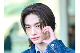 Stray Kids・ヒョンジン、デニムオンデニムで爽やかに登場！愛らしい装飾も付けフランスに出国【PHOTO】 画像