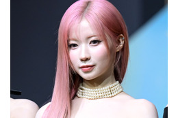 見えちゃいそう…日本人K-POPアイドル、“危険な寝そべりポーズ”でファンを虜に「ヤバい」「美しすぎる」 画像