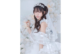 えなこ、32歳の誕生日を報告！可愛すぎる純白ドレス＆ティアラ姿を披露