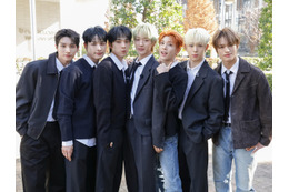 “NiziUの弟”NEXZ、初のLIVE映像作品ジャケット公開！全国ツアーの感動が蘇るモノクロビジュアルに注目 画像