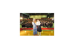 西野カナから卒業証書も〜埼玉の中学校卒業式でサプライズライブ 画像