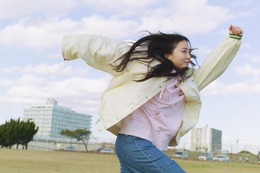 稲垣来泉、『B.L.T.』で初連載！“日常の動作”をテーマにした「被写体表現」企画