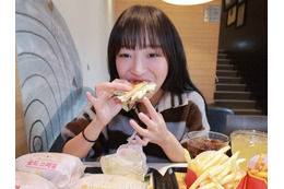 “食べ物吐き捨て”炎上が話題の大食いユーチューバー界隈、韓国ではバーガー10個食べて500万円寄付 画像