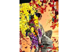 のん、“蜷川実花ワールド”全開の鮮やかオフショ公開！雑誌『AERA』表紙登場を報告