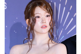 “網タイツ姿”で危険なポーズ…日本人K-POPアイドル、色香漂うビジュアルで魅了「ヤバい」「わぁ…」 画像