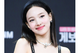 短すぎない…？TWICE・ナヨン、“超ミニ丈”の大胆衣装で視線集中「心臓飛び出そう」「可愛すぎ」