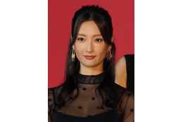 菜々緒、開放的な入浴シーン＆水着姿も！大自然を満喫する様子を動画を披露