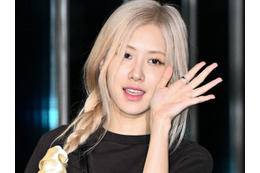 BLACKPINK・ロゼ、過去の“極秘デート”秘話を告白「ウィッグとおばあちゃん風の服で変装」 画像