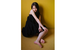 AKB48・伊藤百花、艶やかワンピ姿の“美少女”カット！『blt graph.』初登場＆自身初のソロ表紙を飾る