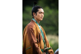 大河ドラマ『豊臣兄弟！』徳川家康役・松下洸平、信長演じる小栗旬への思い語る！「目が合うとセリフが飛んでしまうほどかっこいい」