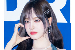 「何頭身？」「人間ですか？」IVE・リズ、“網タイツ”の美脚がスラリ…驚異のスタイルにファン騒然！ 画像