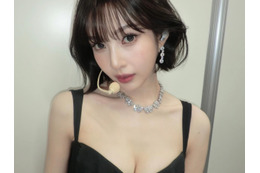 「これは反則」グラマラスボディに視線集中　黒ドレス姿のジョイ、“控室ショット”の破壊力がスゴい 画像