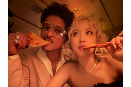 「グラミー賞」を盛り上げたブルーノ・マーズ＆BLACKPINK・ロゼ、授賞式の後はピザ「もう家族」 画像