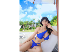 くりえみ、南国で大胆なビキニ姿を披露！アシンメトリー×ウエストクロスで美くびれ際立つ