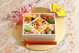 なだ万、華やかなちらし寿司を詰めた「ひな祭り弁当」が登場！3月1日から3日間限定販売