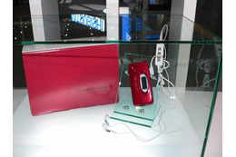 【CEATEC 2005】三菱、液晶搭載のらくらくホンなどドコモ用携帯電話を3機種展示 画像