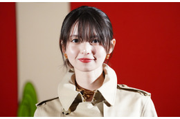 齋藤飛鳥、英国アートの展覧会アンバサダーに就任＆取材会で‟英国風”スタイルを披露