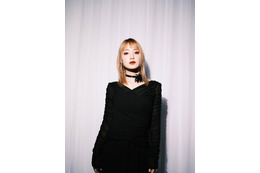 剛力彩芽、モード感漂うブラックドレス姿！雰囲気一変の最新ショットに反響