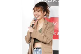 宇野実彩子、黒のスパンコールミニドレスで美脚披露！ソロデビュー8周年記念ショット公開