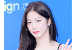 LE SSERAFIM・カズハ、“紐なしドレス”で見せた大人の色香…胸元ギリギリまで開いた衣装が話題 画像