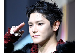 NCT・テヨン、ユウタからの祝花抱きしめニッコリ　“猫耳”姿で見せた笑顔にファン悶絶「尊い…」 画像