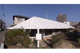 360度ガラス張りで庭を一望！ まるで“巨大な宇宙船”のような近未来平屋『住人十色』