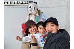 おばたのお兄さん、妻・山崎夕貴アナの実家岡山へ帰省！長男との密着3ショット公開