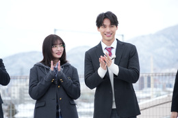 福士蒼汰＆吉川愛、『新しいカギ』学校かくれんぼ参戦