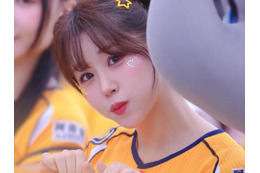 健康美の完成形なのに「刺激が強すぎる」　韓国チア、隠し切れない“反則級ボディ”で男性誌の表紙に！ 画像