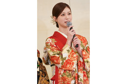 生見愛瑠、ロングドレスの大胆スリットから美脚！後ろ姿に反響