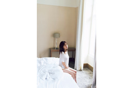 前田敦子、Tシャツ姿で美脚スラリ！約14年ぶり写真集より最新カット公開