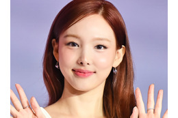 「ヤバイよ…」TWICE・ナヨン、“胸元パックリ”衣装でしゃがむ大胆ポーズに視線釘付け！ 画像