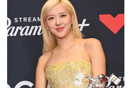 BLACKPINK・ロゼ、トレードマークの金髪は健康が代償　ビジネスクラスで美容師をアメリカに呼んだことも 画像