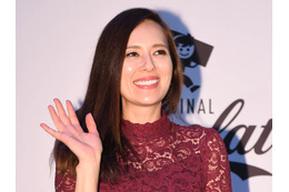 日本国籍を放棄してイギリスを選択したタレント、ついに“韓国人”に　国籍証書授与式でにっこり 画像