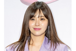 “韓国人のマナー問題”がまたしても…共用ソファに土足乗せて笑顔の女優に批判殺到 画像