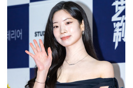 ずり落ちそうでハラハラ…TWICE・ダヒョン、美鎖骨丸出しのストラップレスドレス姿で魅了 画像