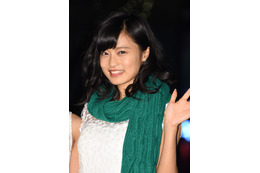 小島瑠璃子、金髪から“桜色ヘア”に大胆チェンジ！ノースリ春先取りコーデも披露