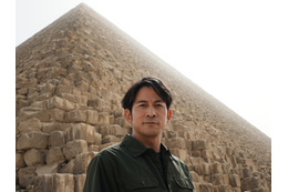 岡田准一、エジプト古代王墓で歴史的瞬間！『世界ふしぎ発見！』40周年特別版で “封印の壁”が開く場面に立ち会う