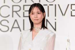 本田翼「ファッションの文化を残したい」」純白衣装姿で登場