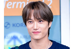 EXO・カイ、パリで見せた“パステルブルー”コーデに絶賛の声！気品あふれる佇まいで視線を独占 画像