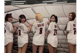 【写真】あれ、ズボンは!? 来日した韓国美女チア軍団、後ろ向きポーズで魅せた驚愕の“美ライン”にファン悶絶 画像